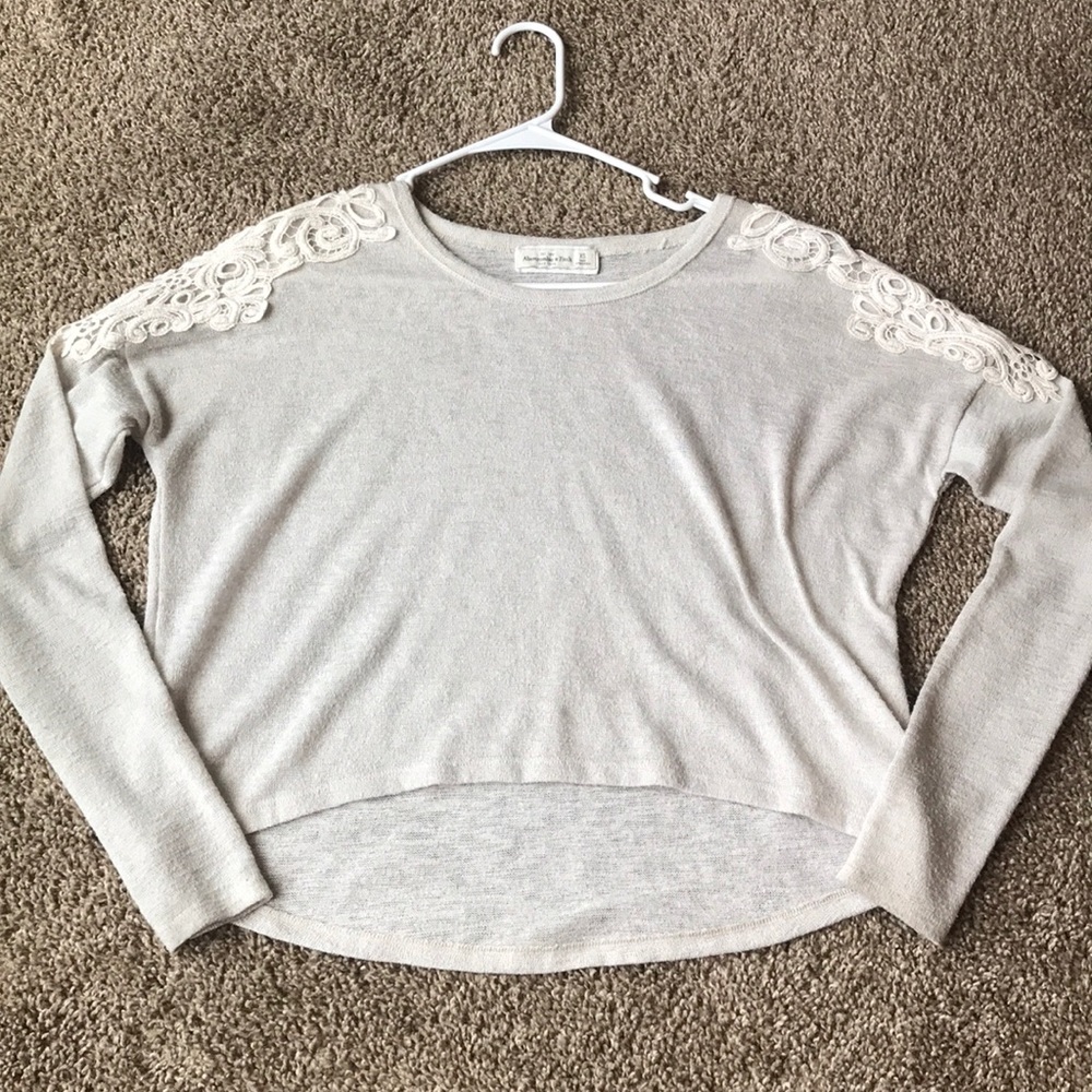 Light grey top with white shoulder details!